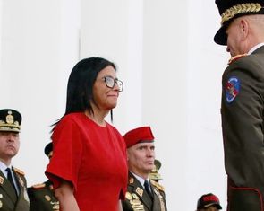 Quân đội và cảnh sát tuyên thệ trung thành với Tổng thống lâm thời Venezuela