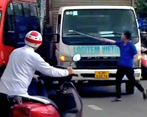 Tài xế xe tải tạt đầu, chặn xe buýt Phương Trang, cầm cây sắt hù dọa