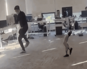 Nhà khoa học bị robot đá vào chỗ hiểm, dân mạng vừa buồn cười vừa lo