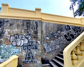 Cầu Mống lại tiếp tục bị vẽ bậy, bạn đọc bức xúc đề nghị truy tìm, phạt nặng người vi phạm