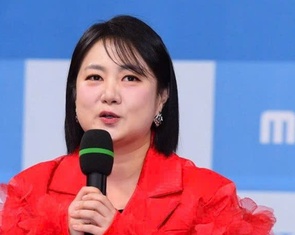 Park Na Rae bị tố quan hệ tình dục trên ô tô khi có quản lý đi cùng