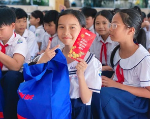 Nhận quà Tết sớm từ Tuổi Trẻ, học sinh vùng lũ Huế ấm lòng đón xuân