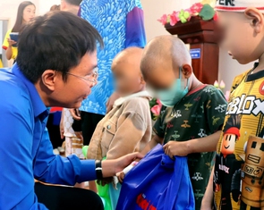 Mang Tết an lành tiếp sức chiến binh ung thư nhí