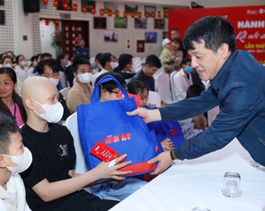 Mẹ của bệnh nhi mắc hội chứng Down, ung thư máu xúc động nhận quà Ước mơ của Thúy