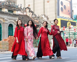 Áo dài thướt tha xuống phố đón xuân sớm tại TP.HCM