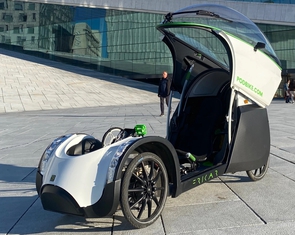 Trông như ô tô nhưng lại là xe đạp điện, chạy 60km/sạc, giá ngang 2 chiếc Honda SH