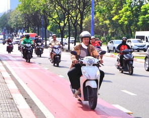 Xe máy chạy ào ào vào làn xe đạp Mai Chí Thọ