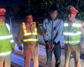 Phê ma túy, tài xế không chấp hành hiệu lệnh, ép xe cảnh sát để bỏ chạy