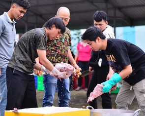 Nấu phở bằng cả tấm lòng gửi bà con vùng rốn lũ Hòa Thịnh