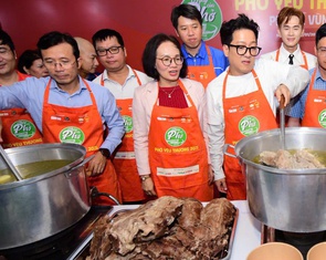 Phở yêu thương nổi lửa giữa vùng rốn lũ Hòa Thịnh