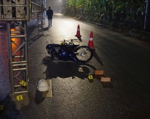 Dựng rạp đám tiệc chiếm hết mặt đường, muốn chạy xe vô nhà phải tự dọn bàn ghế, xoong chén