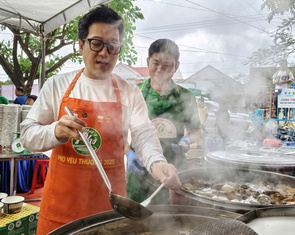 Người dân đổ về xã Hòa Thịnh để xem nghệ sĩ Trường Giang nấu phở