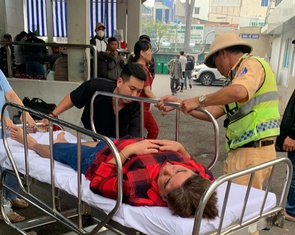 Cảnh sát giao thông dùng xe đặc chủng dẫn đường, đưa người bệnh tim nguy kịch đi cấp cứu