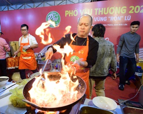 Đỏ lửa trong sớm rét mướt, phở nóng sẵn sàng cho trẻ em Hòa Thịnh