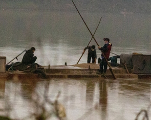 Phạt 114 triệu đồng 3 người hút cát lậu xuyên đêm trên sông Thạch Hãn