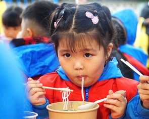 Trẻ em ở Hòa Thịnh hớn hở ăn phở nóng, ăn xong còn được nhận quà Phở yêu thương