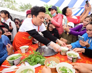 Người dân Hòa Thịnh thích thú khi được nghệ sĩ Trường Giang bưng phở tận bàn