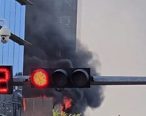 Cháy ở sân thượng tòa nhà trên đường Lê Thánh Tôn