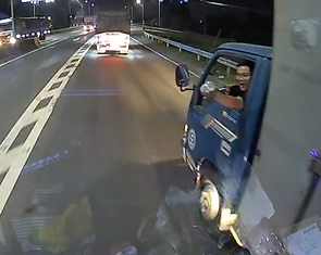 Nhà xe lên tiếng chuyện xe đang chở hành khách rượt đuổi xe tải trên cao tốc 'như phim'