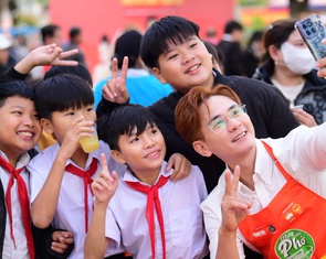 Ca sĩ Minh Hoàng bưng phở, hát tặng bà con Hòa Thịnh cùng Phở yêu thương