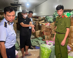 Khởi tố chủ cơ sở làm giả xuất xứ hơn 19 tấn bánh kẹo