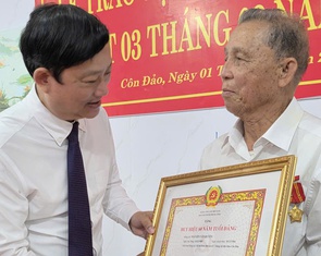 Phó bí thư Thành ủy TP.HCM Võ Văn Minh trao Huy hiệu 60 năm tuổi Đảng tại Côn Đảo