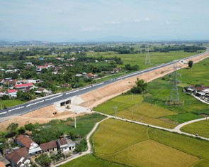 Đường cao tốc từ hầm đèo Cù Mông tới TP Quảng Ngãi đi vào khai thác từ hôm nay