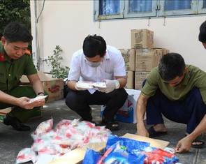 Phá đường dây sản xuất bột ngọt, nước mắm, bột giặt giả  ở TP.HCM