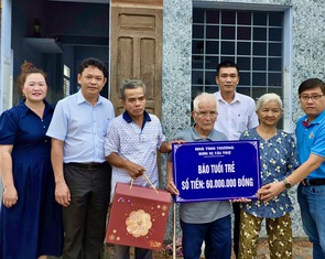 Bạn đọc báo Tuổi Trẻ hỗ trợ 2 vợ chồng già vùng lũ có nhà mới ngay dịp Tết