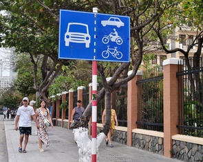 Điều chỉnh biển báo giao thông trên đường Trần Phú ở Nha Trang, xe hơi được lưu thông làn xe máy