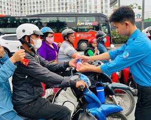 Những 'trạm dừng chân nghĩa tình' tiếp sức người dân trên đường về quê ăn Tết