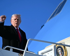 Mỹ điều thêm tàu sân bay, ông Trump úp mở thay đổi chế độ Iran