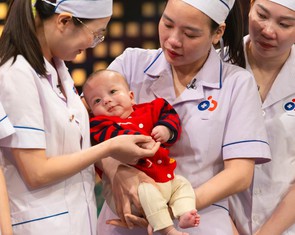 Các nữ điều dưỡng cứu trẻ sơ sinh gây xúc động Gala Việc tử tế