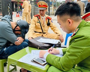 Chạy xe máy không biển số, thanh niên tông thẳng vào cảnh sát tại chốt đo nồng độ cồn