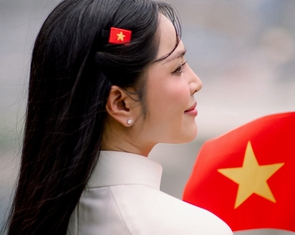 Nguyễn Duyên Quỳnh kể chuyện hát 'Viết tiếp câu chuyện hòa bình' ở châu Âu