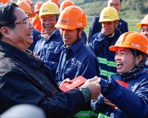 Thủ tướng thăm công nhân làm đường cao tốc Đồng Đăng - Trà Lĩnh và Hữu Nghị - Chi Lăng