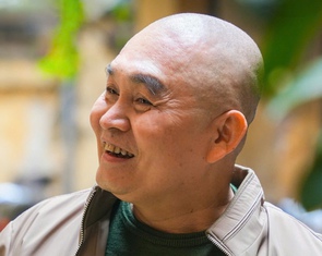 'Mùi phở': Kịch bản yếu và vụ quỳ lạy khán giả