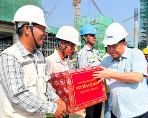 Phó thủ tướng Nguyễn Chí Dũng thăm, tặng quà Tết cho công nhân làm dự án đón APEC 2027 ở Phú Quốc