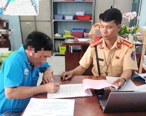 Xe khách 'nhồi' 55 người trên quốc lộ 80, tài xế và chủ xe bị phạt gần 100 triệu