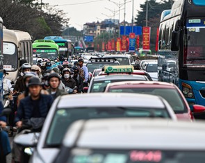 Dòng xe ùn ứ hơn 4km chờ tiến vào Hà Nội, bến xe đông kín người dù chưa hết nghỉ Tết