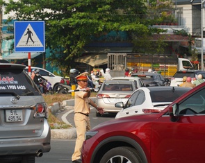 Quốc lộ 1 ùn ứ, tài xế tìm đường vào cao tốc TP.HCM - Trung Lương dù đã bị chặn