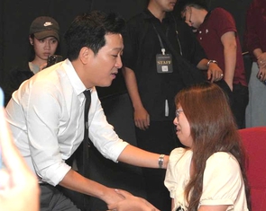 Cô gái 20 tuổi khóc vì cha mẹ bệnh nặng, Trường Giang hứa: 'Để chú lo'