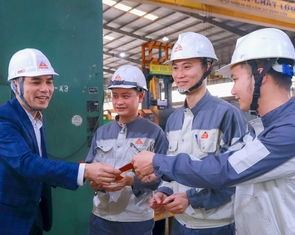 Sau Tết, công nhân rộn ràng nhận lì xì, doanh nghiệp tất bật đơn hàng mới