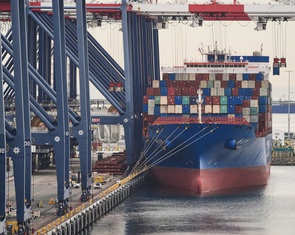 Thuế 10% vừa áp dụng, chính quyền Trump đã muốn nâng lên 15%