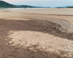 Mực nước sông Mekong xuống thấp kỷ lục, người dân Thái đi bộ được qua Lào