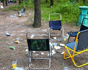 Một góc đồi Vọng Cảnh ngập rác sau những ngày xuân