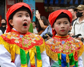 ‘Con đĩ đánh bồng’ gây sốt hội làng Triều Khúc