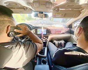 Đeo tai nghe điện thoại khi đang lái xe, đừng tưởng không bị phạt