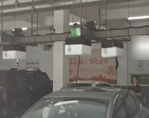 'Tụ điện' chạy trên trần nhà tự tìm đến xe điện để sạc