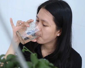 Ngồi máy lạnh, ít uống nước: Thận quá tải do phải làm việc áp lực cao